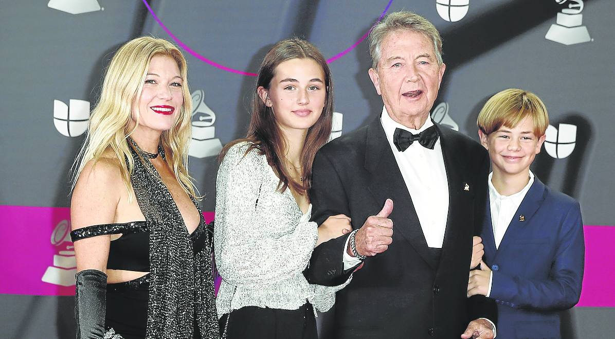 El asturiano Manolo Díaz, con su familia en el photocall. efe