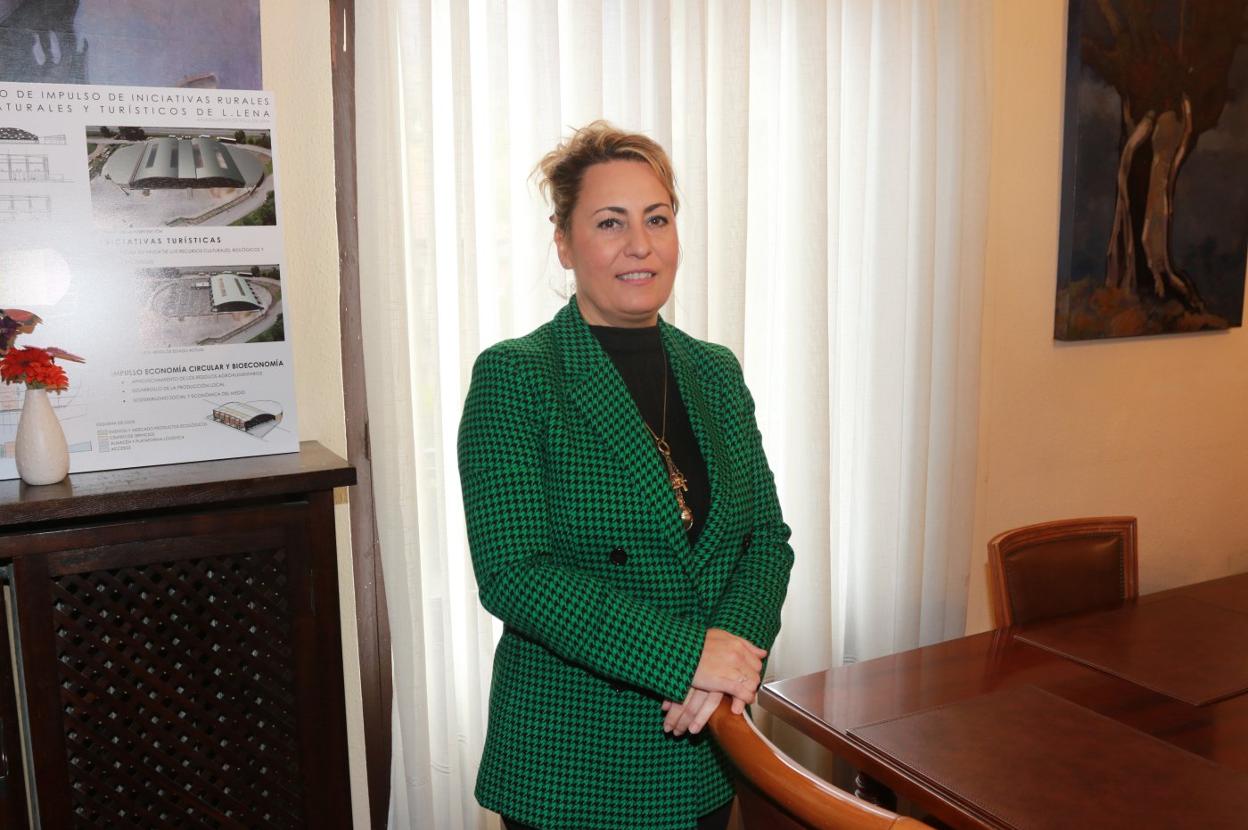 Gema Álvarez, con el cartel de la transformación del mercado de ganados en recinto ferial. 