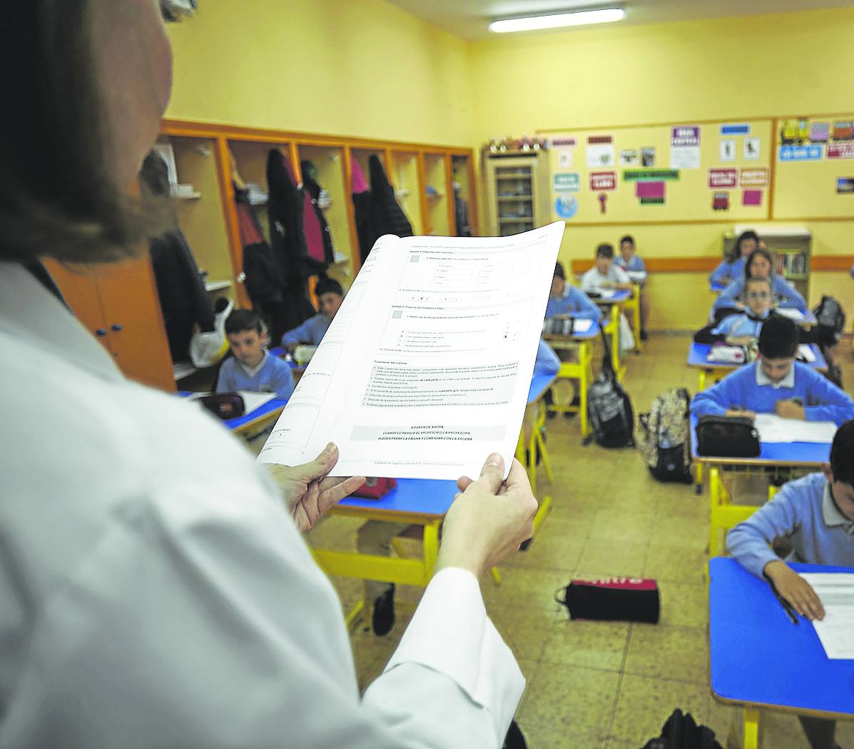 Alumnos de un colegio de Avilés realizan un examen en el aula.