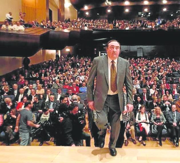 Acto de presentación de su primer libro de poemas.