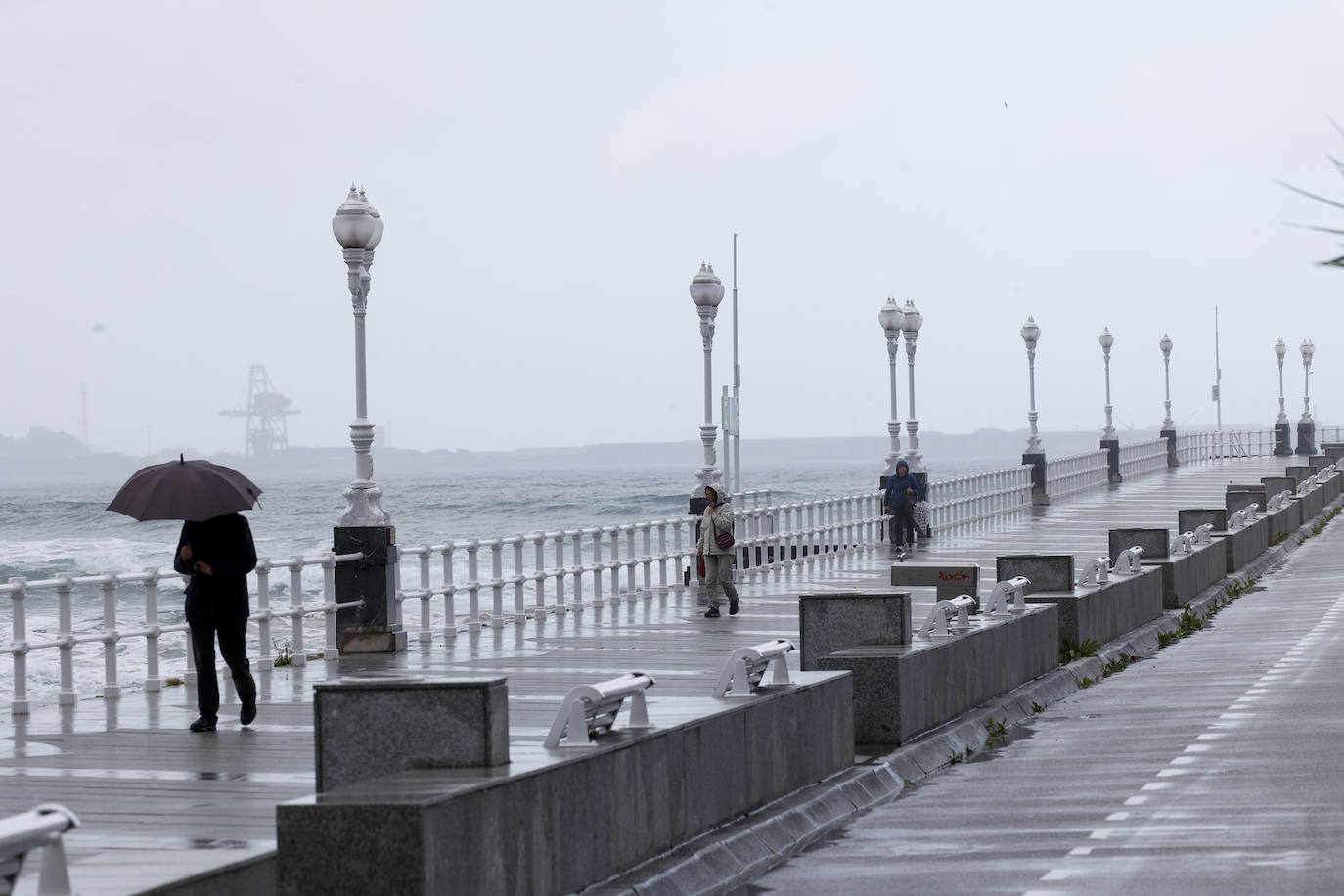 Fotos: El viento y el fuerte oleaje ponen en alerta a Asturias