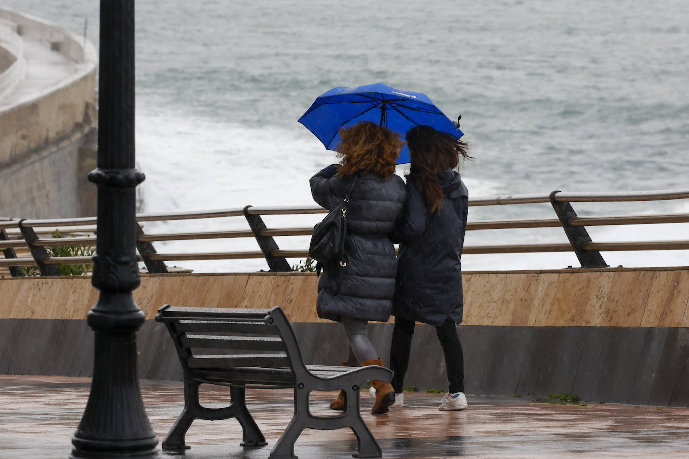 Fotos: El viento y el fuerte oleaje ponen en alerta a Asturias