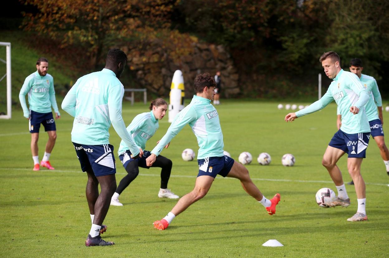 Los suplentes en Ponferrada realizaron un entrenamiento suave ayer en El Requexón. 