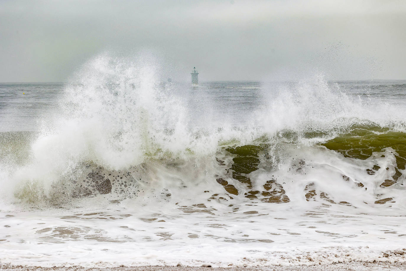 Fotos: El viento y el oleaje marcan el tiempo en Asturias