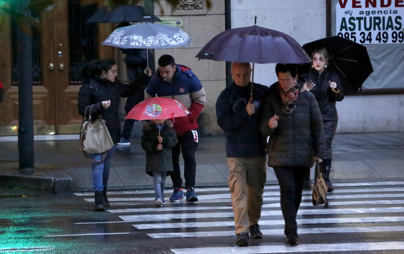 Fotos: El viento y el oleaje marcan el tiempo en Asturias