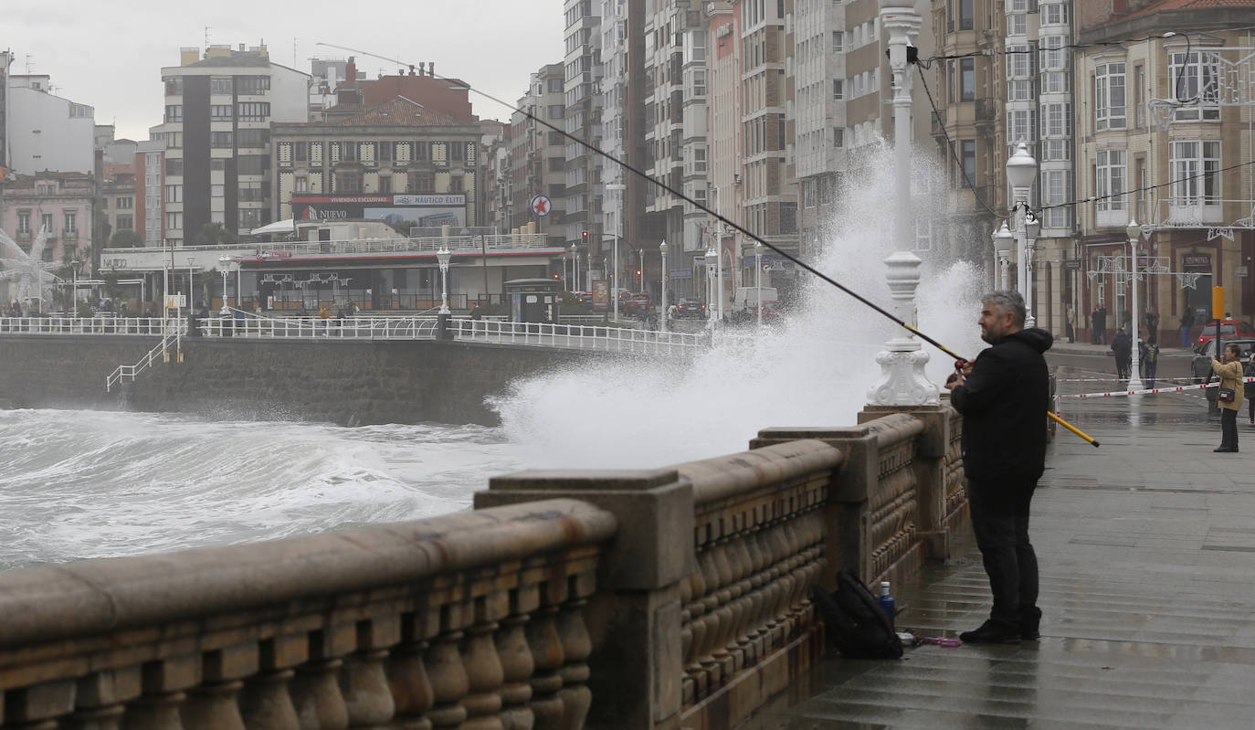 Fotos: El viento y el oleaje marcan el tiempo en Asturias