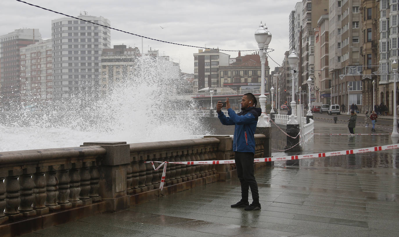 Fotos: El viento y el oleaje marcan el tiempo en Asturias