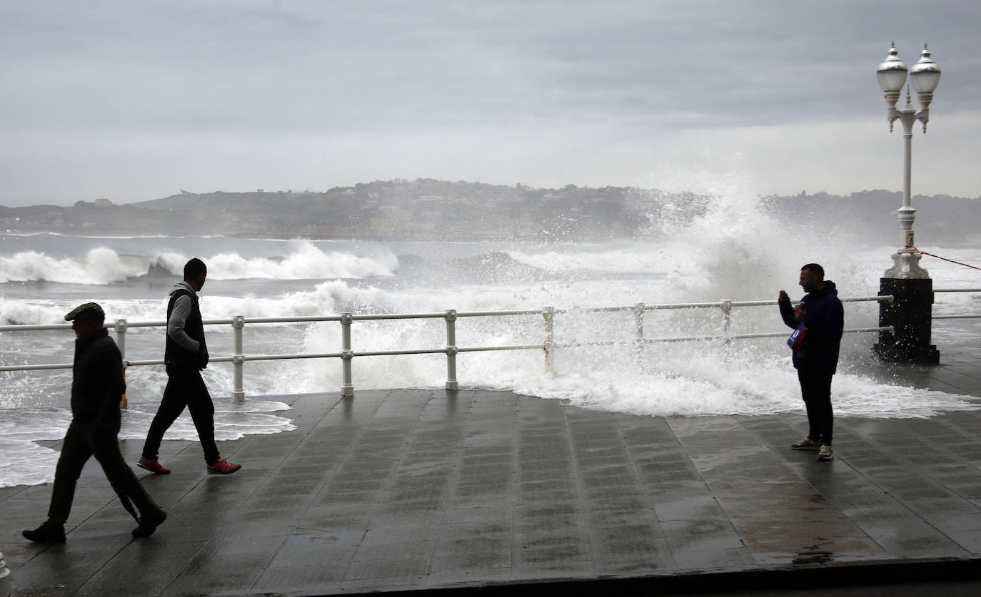 Fotos: El viento y el oleaje marcan el tiempo en Asturias