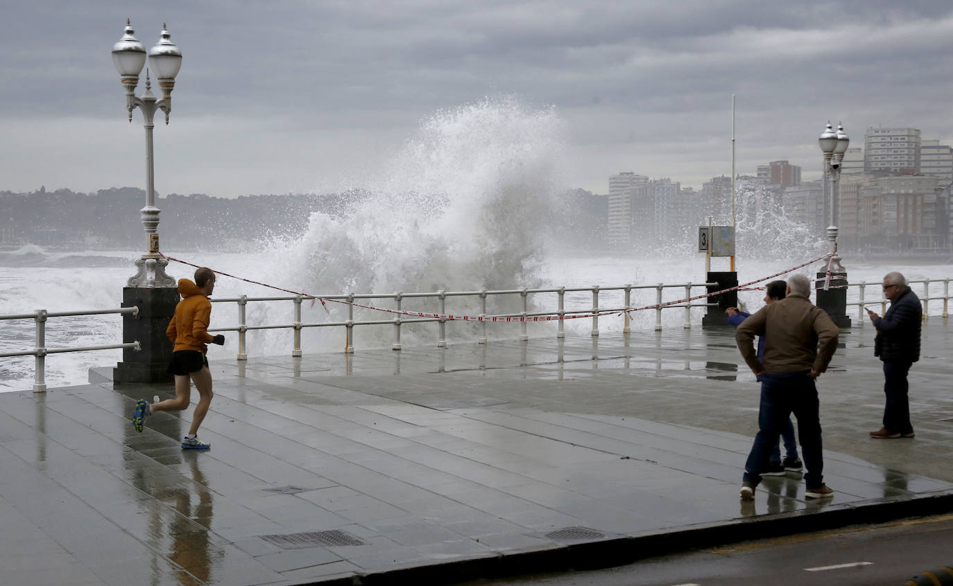 Fotos: El viento y el oleaje marcan el tiempo en Asturias