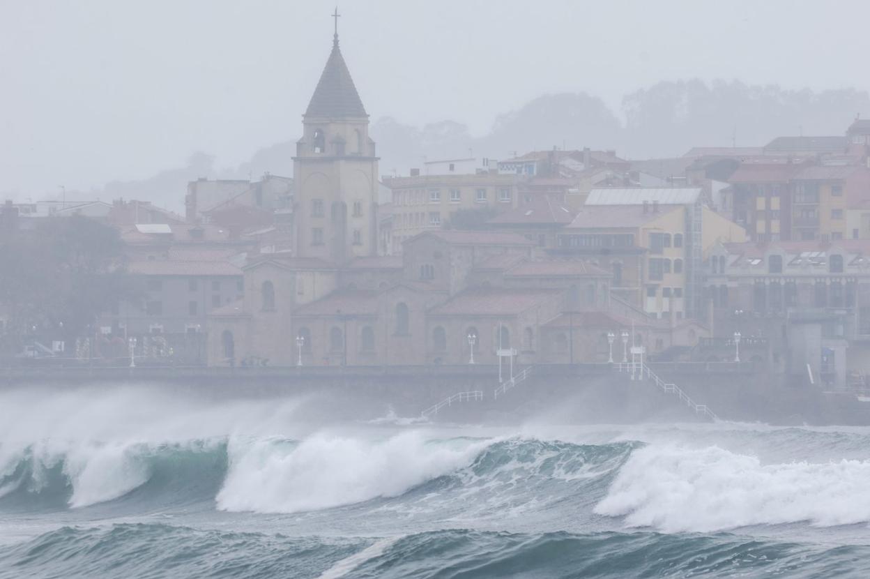 Grandes olas en la playa de San Lorenzo. 