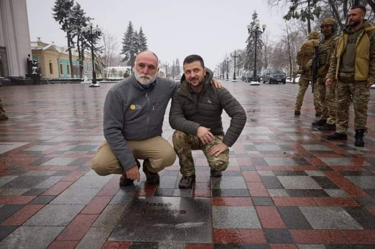 José Andrés y el presidente ucraniano, ante la placa en el Paseo de los Valientes. 