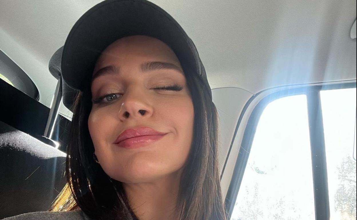 Laura Escanes escribe la frase de una canción de Álvaro de Luna en redes. 