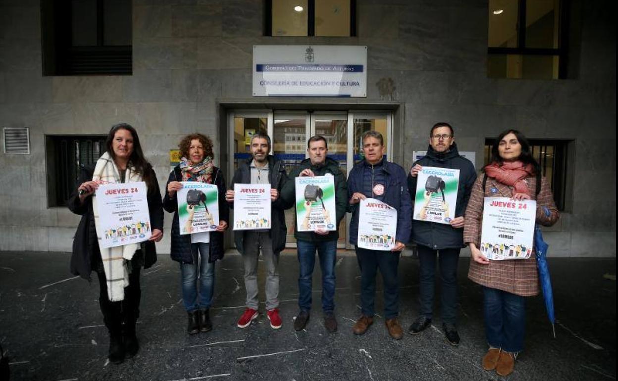 Los sindicatos, a las puertas de la Consejería de Educación, presentan las protestas previstas para los próximos días.