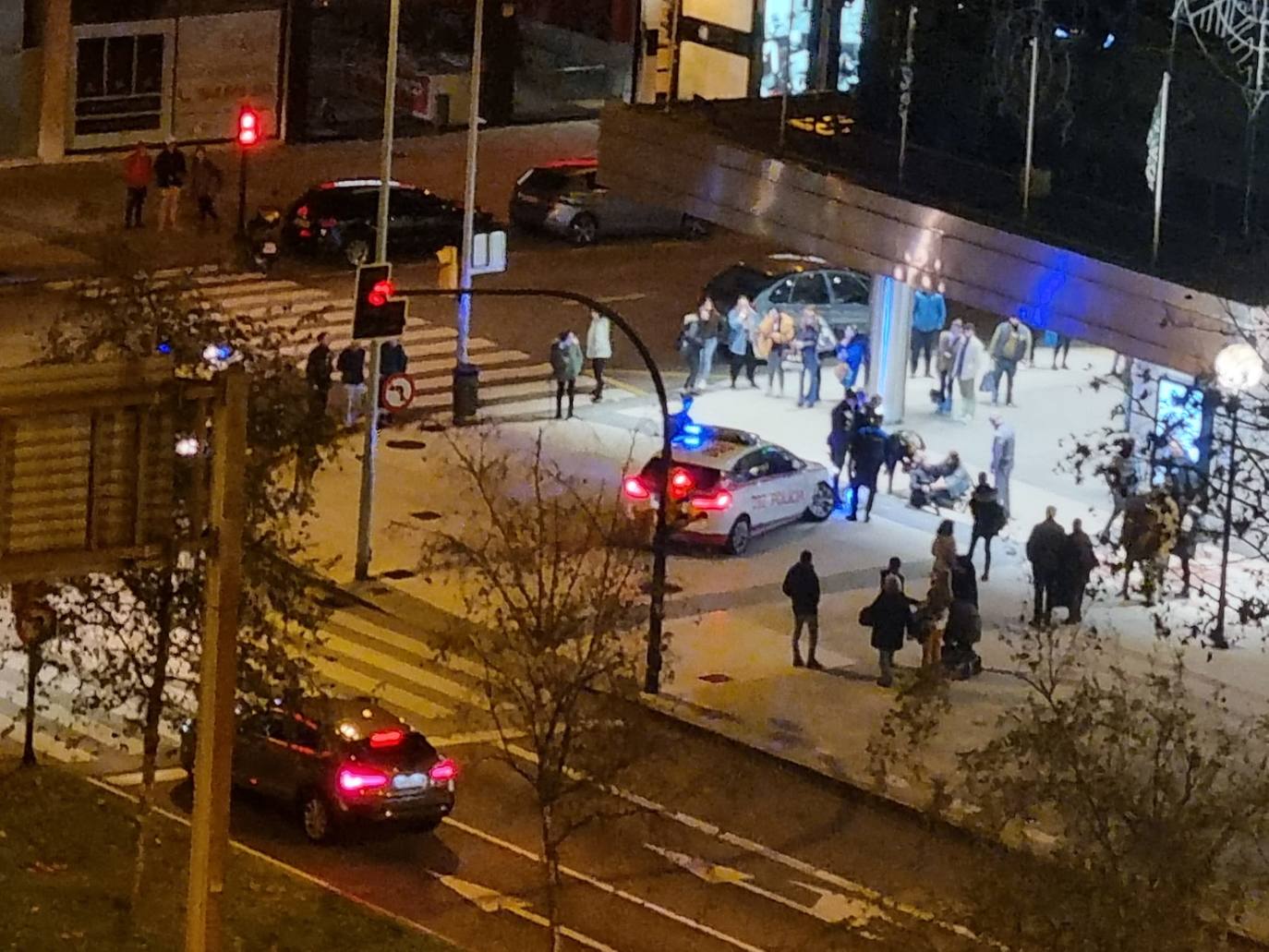 El coche de la Policía Local, en las inmediaciones de El Corte Inglés. 