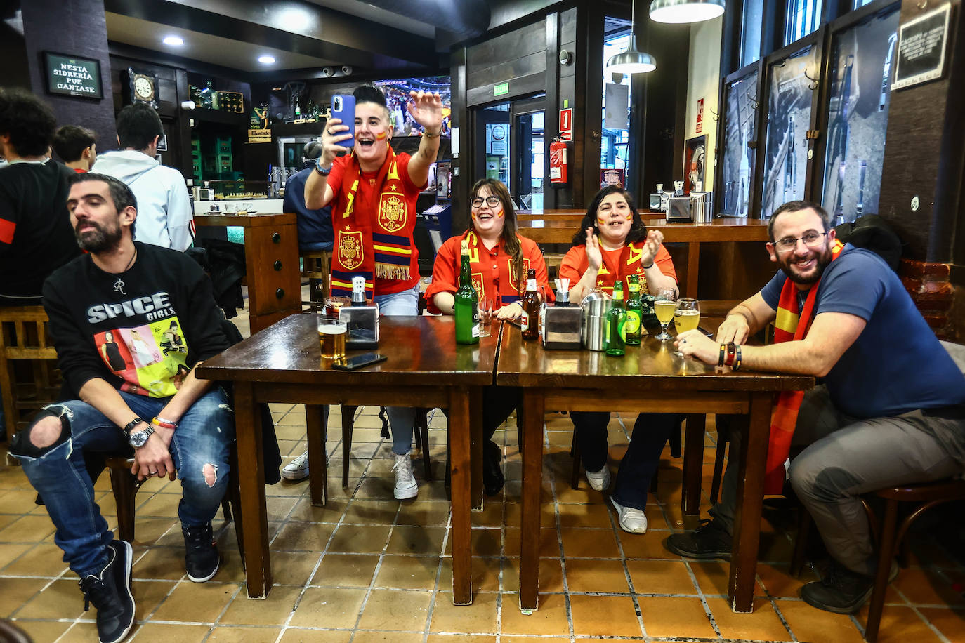 Fotos: Así se vivió en Asturias el debut de España en el Mundial