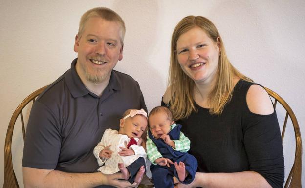 Rachel y Philip Ridgeway, sostienen felices a sus bebés. 