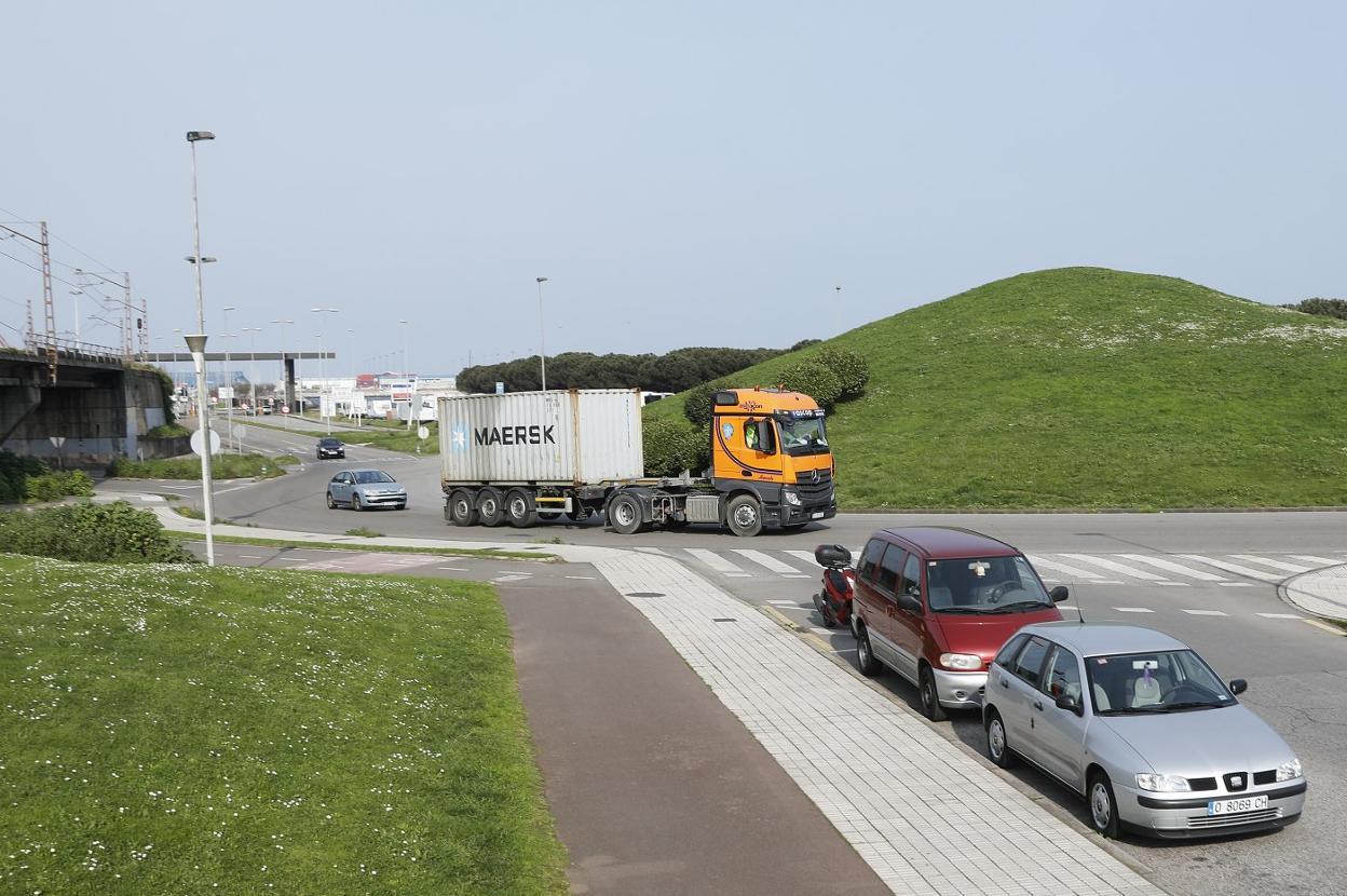 Un camión circula por la glorieta de acceso a El Musel, en la zona donde desembocará el vial. 