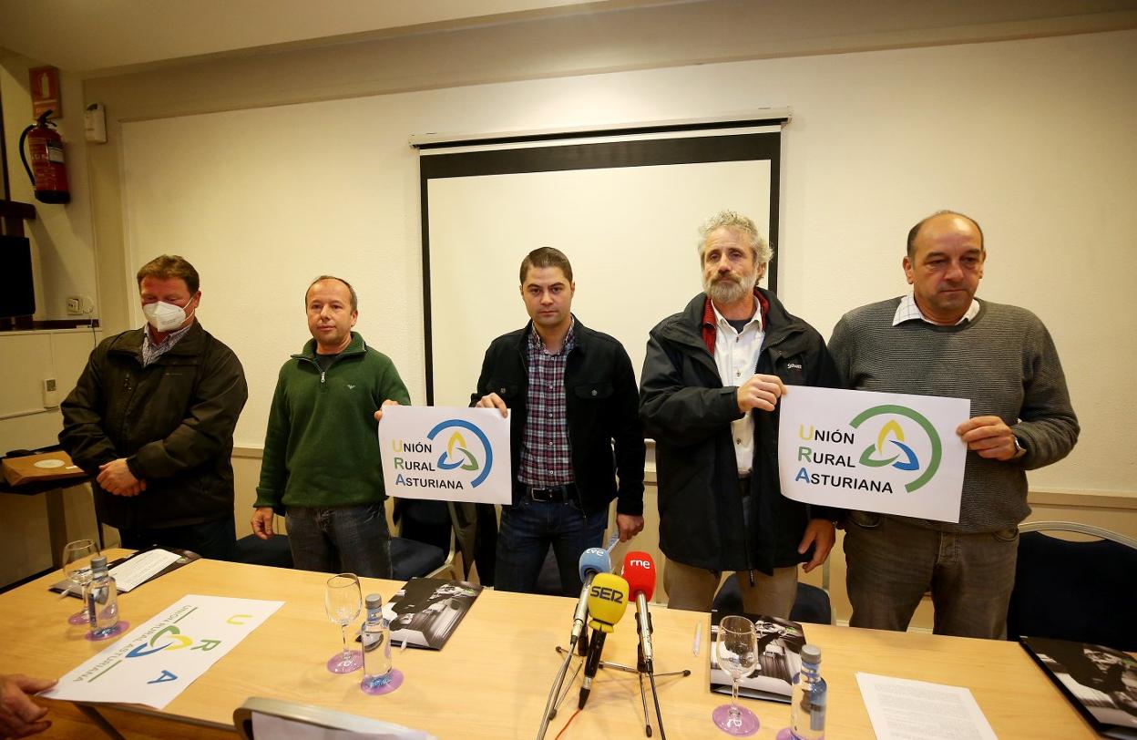 Xuan Valladares (segundo por la derecha), de Asturias Ganadera, con algunos miembros de URA. 