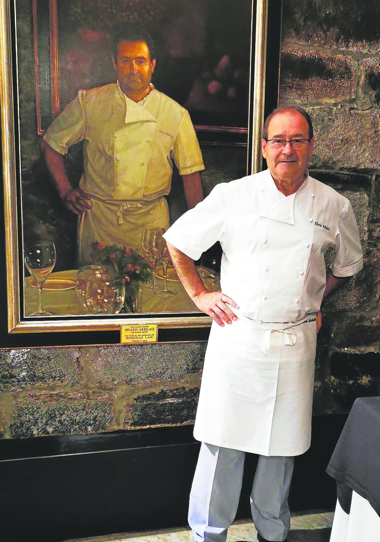 El cocinero Hilario Arbelaitz frente a un retrato de sí mismo. 