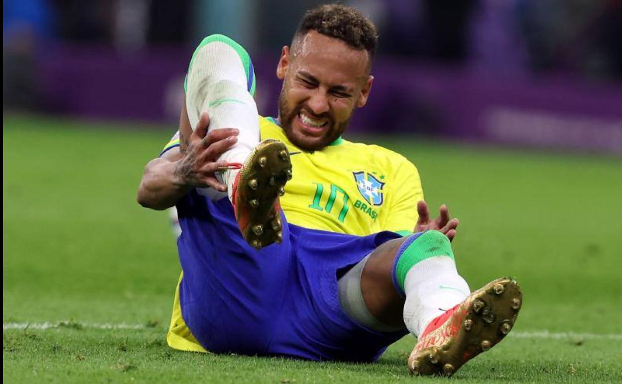 Neymar se duele de la dura entrada de un jugador de Serbia. 