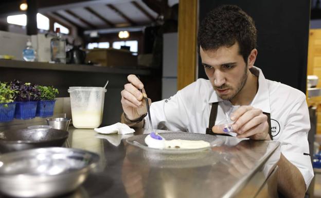 Xune Andrade presentando uno de los platos de su restaurante Monte.