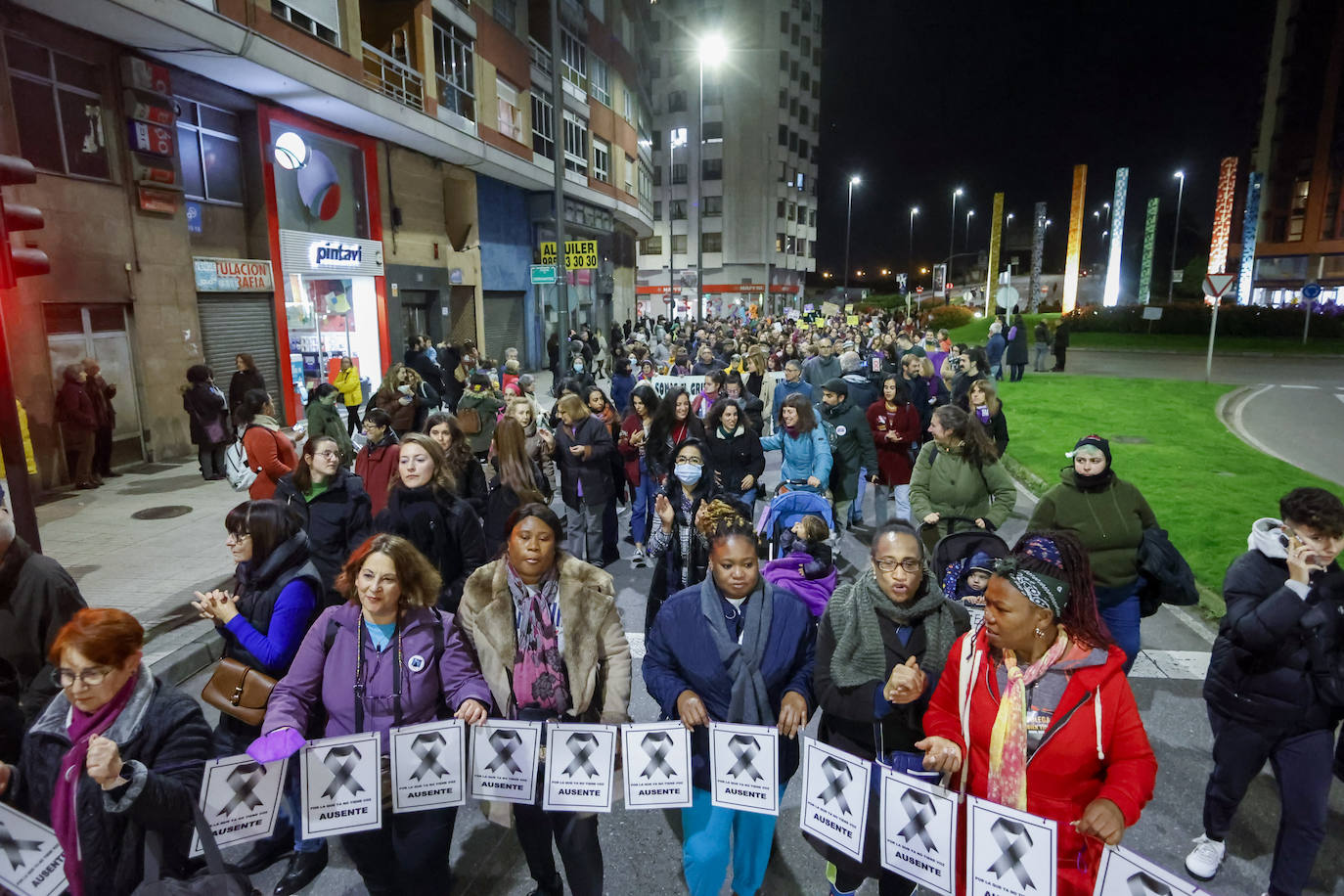 Imagen. Marcha en Avilés por la igualdad para frenar la lacra de la violencia de género.