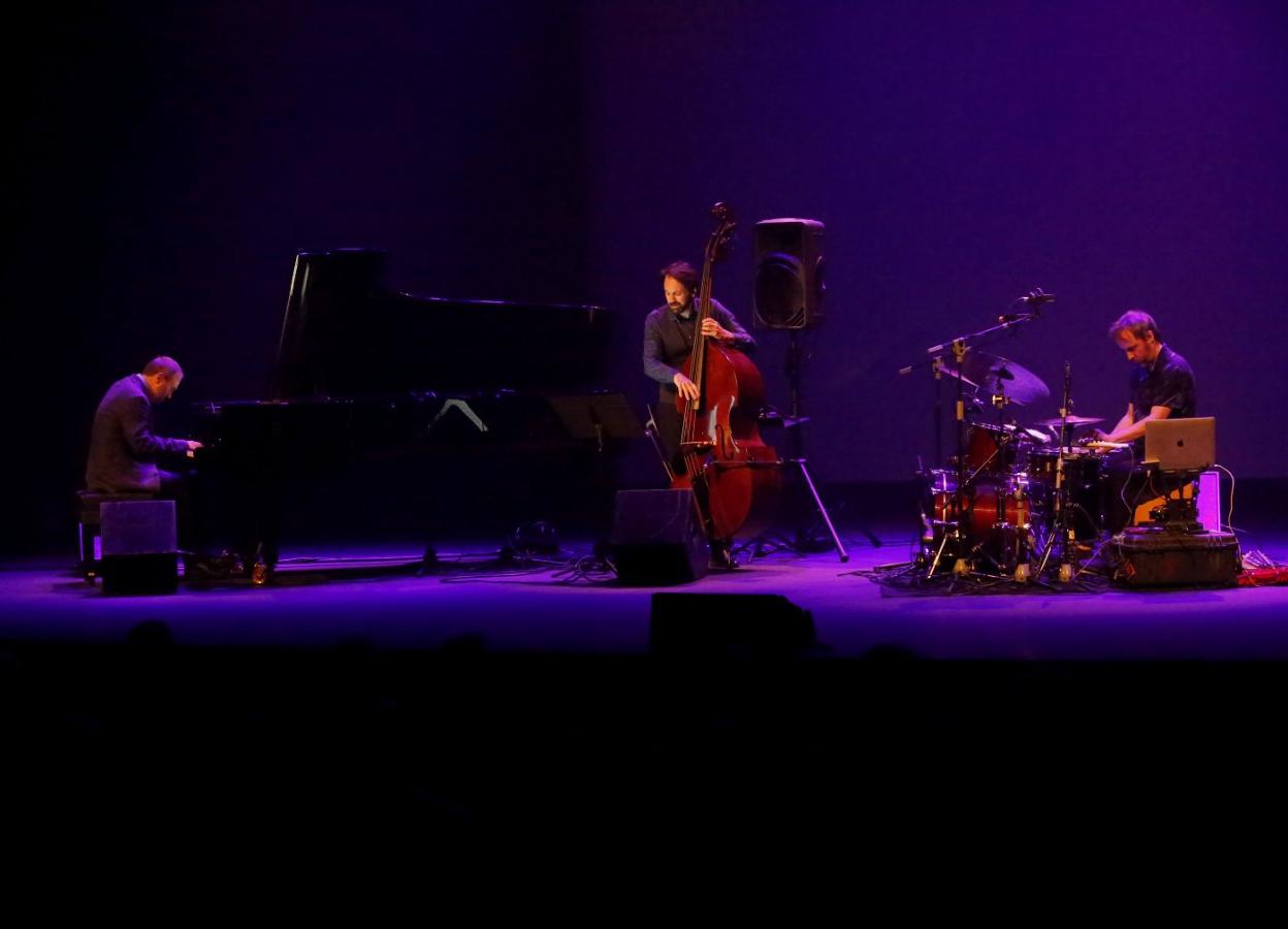 Moisés P. Sánchez, al piano, inauguró anoche en el Jovellanos el festival de jazz gijonés. 