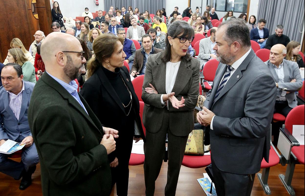 Por la izquierda, José Magro, Ana Belén Noriega, Nieves Roqueñí y Carlos Paniceres, al inicio de la jornada. 