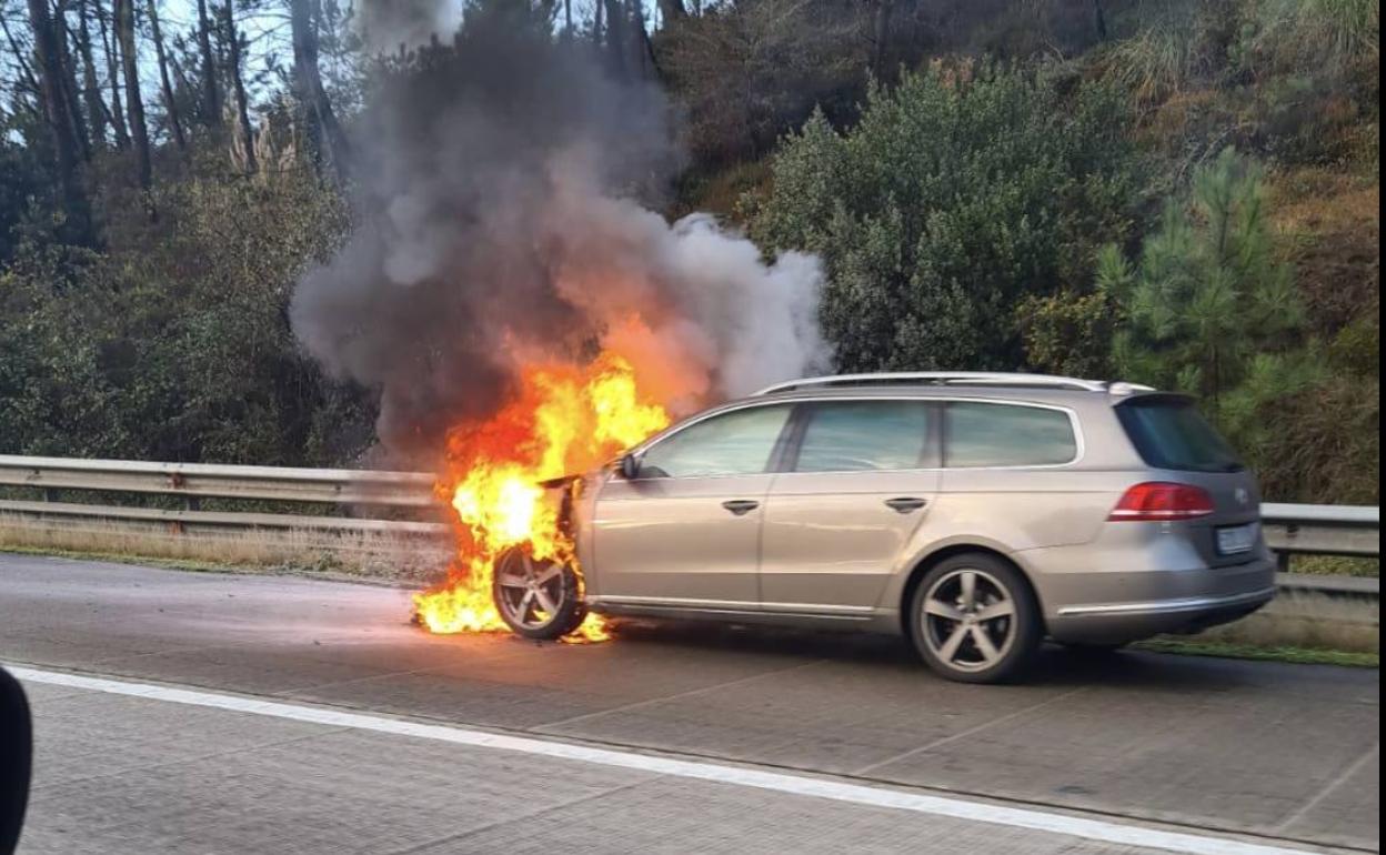 Arde un turismo en la A-66 en sentido Oviedo