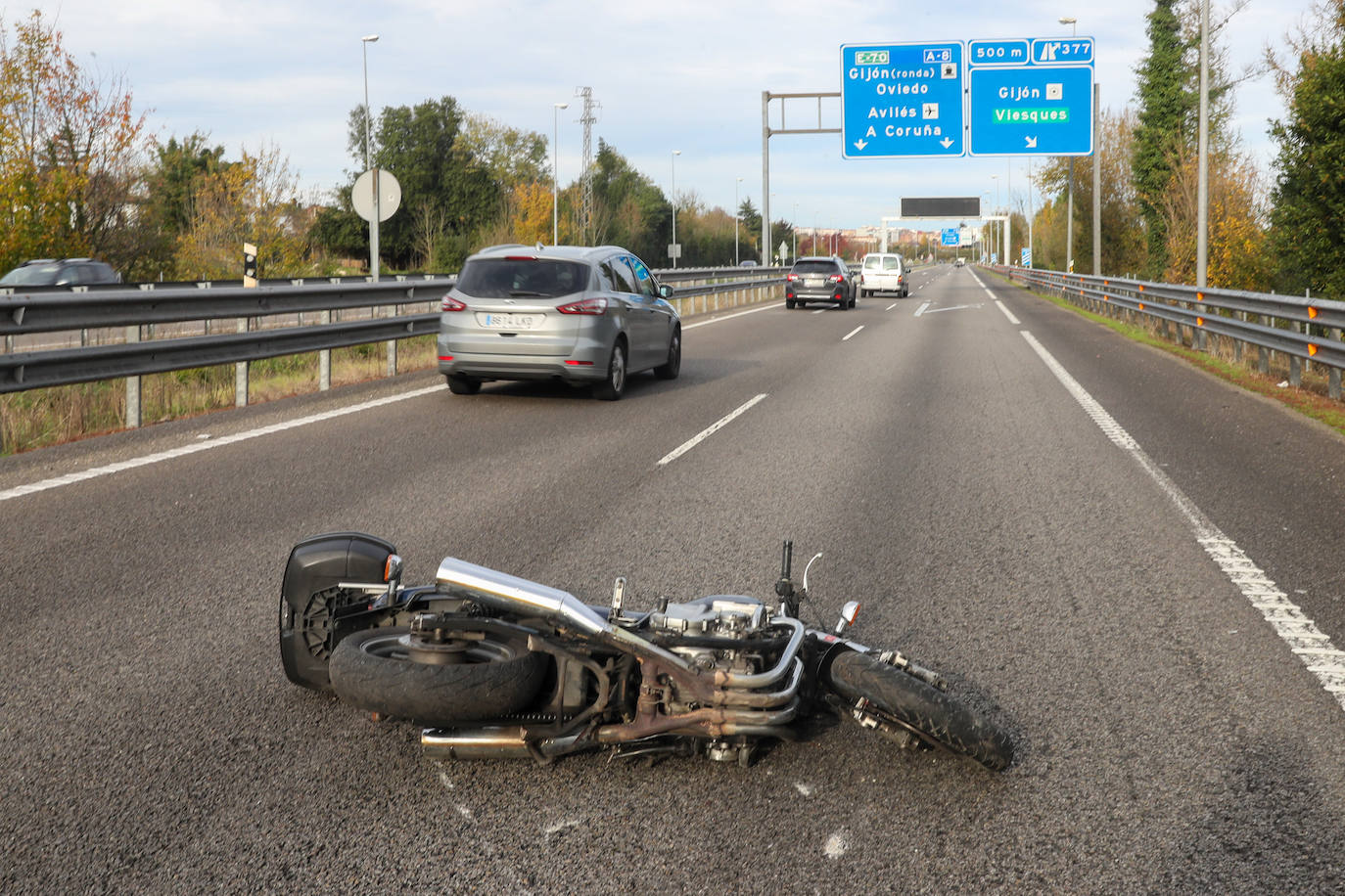 Fotos: Muere el hombre que resultó herido grave tras caer con su moto en la A-8