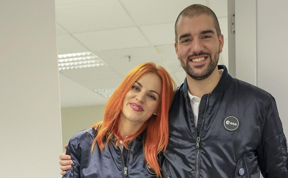 Sara García y Pablo Álvarez, nuevos astronautas de la Agencia Espacial Europea, posan juntos durante una sesión fotográfica en Madrid esta misma semana.