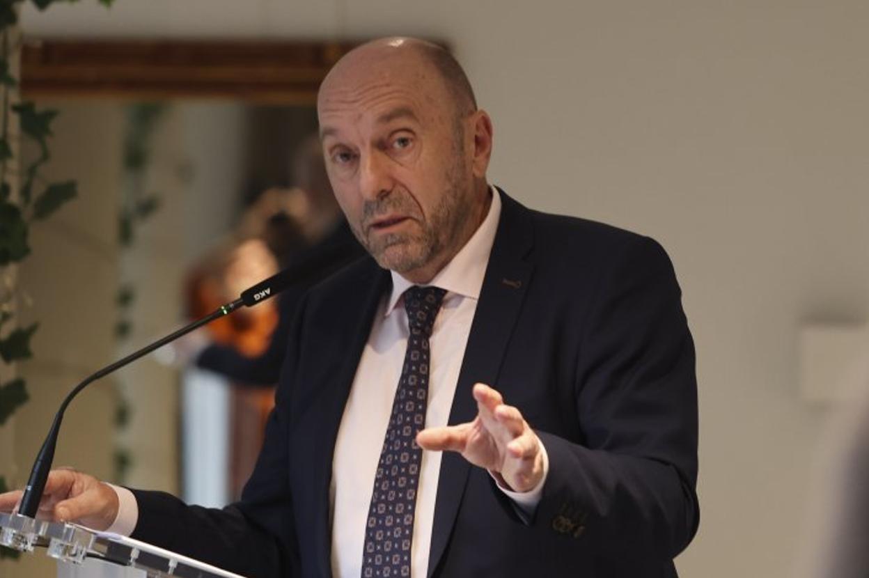 El vicepresidente del Principado, Juan Cofiño, durante su intervención en las V Jornadas Pegados a la Tierra de EL COMERCIO. 