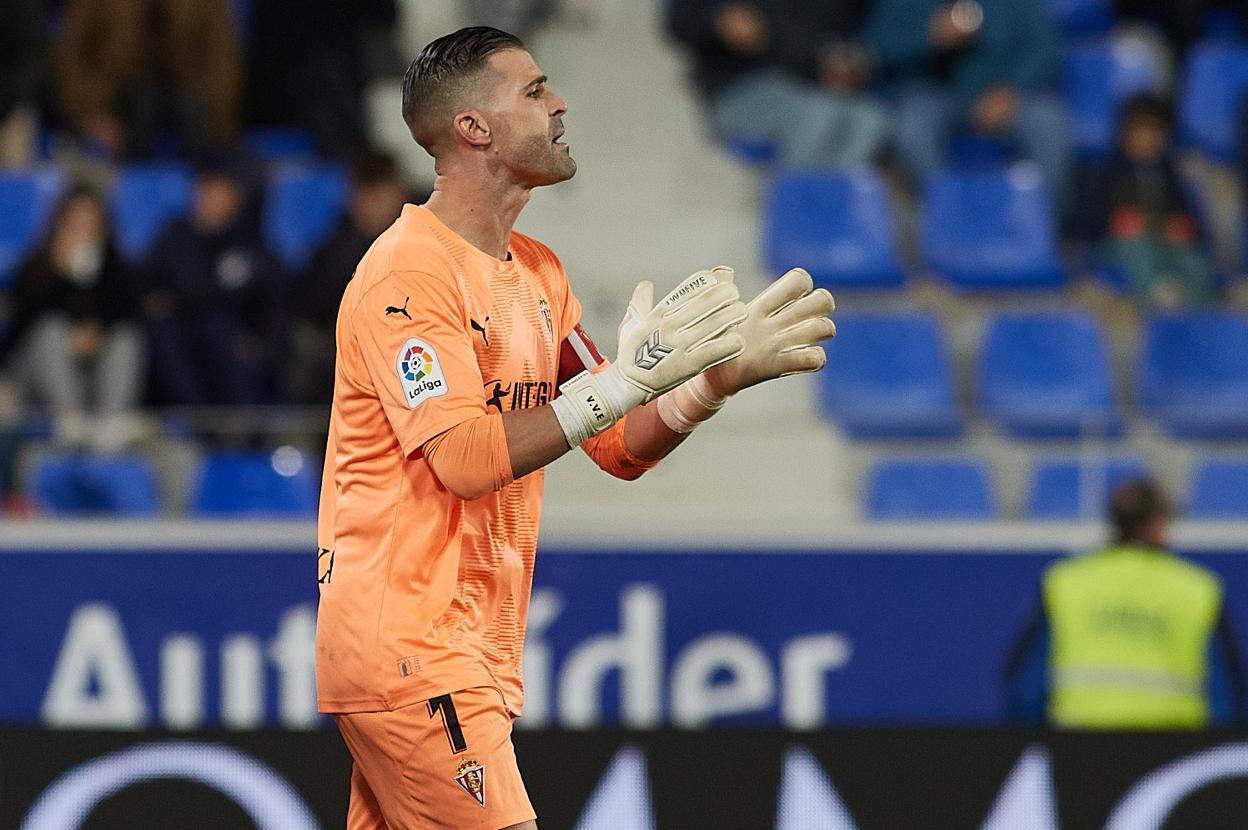 Cuéllar aplaude un acción de sus compañeros. 