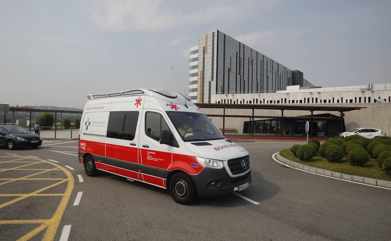 Una ambulancia en el HUCA.