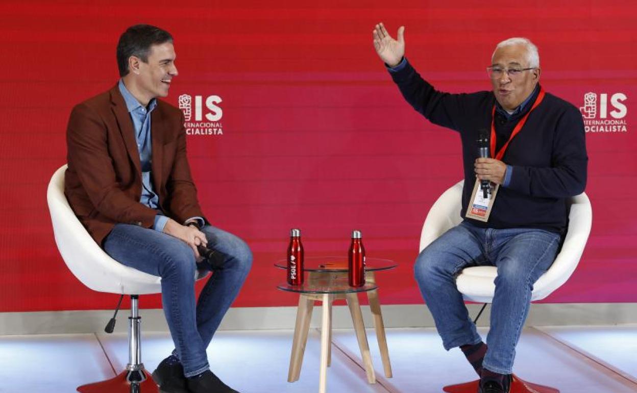 Pedro Sánchez y António Costa, en la segunda jornada del congreso de la Internacional 