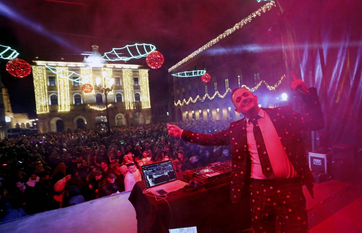 El dj Daniel Vieites pinchando en la última fiesta, la de 2019. 