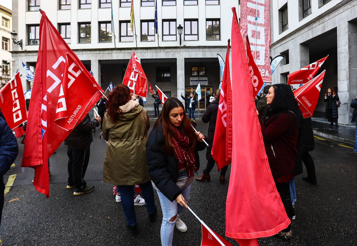 Fotos: Cacerolada de los profesores asturianos ante el «hartazgo» por la LOMLOE