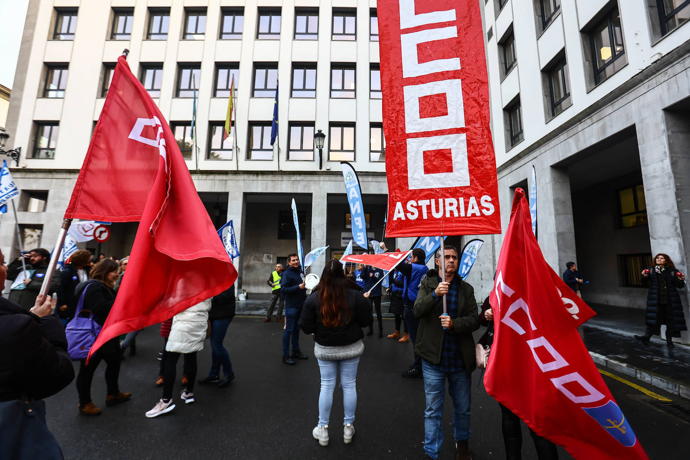 Fotos: Cacerolada de los profesores asturianos ante el «hartazgo» por la LOMLOE