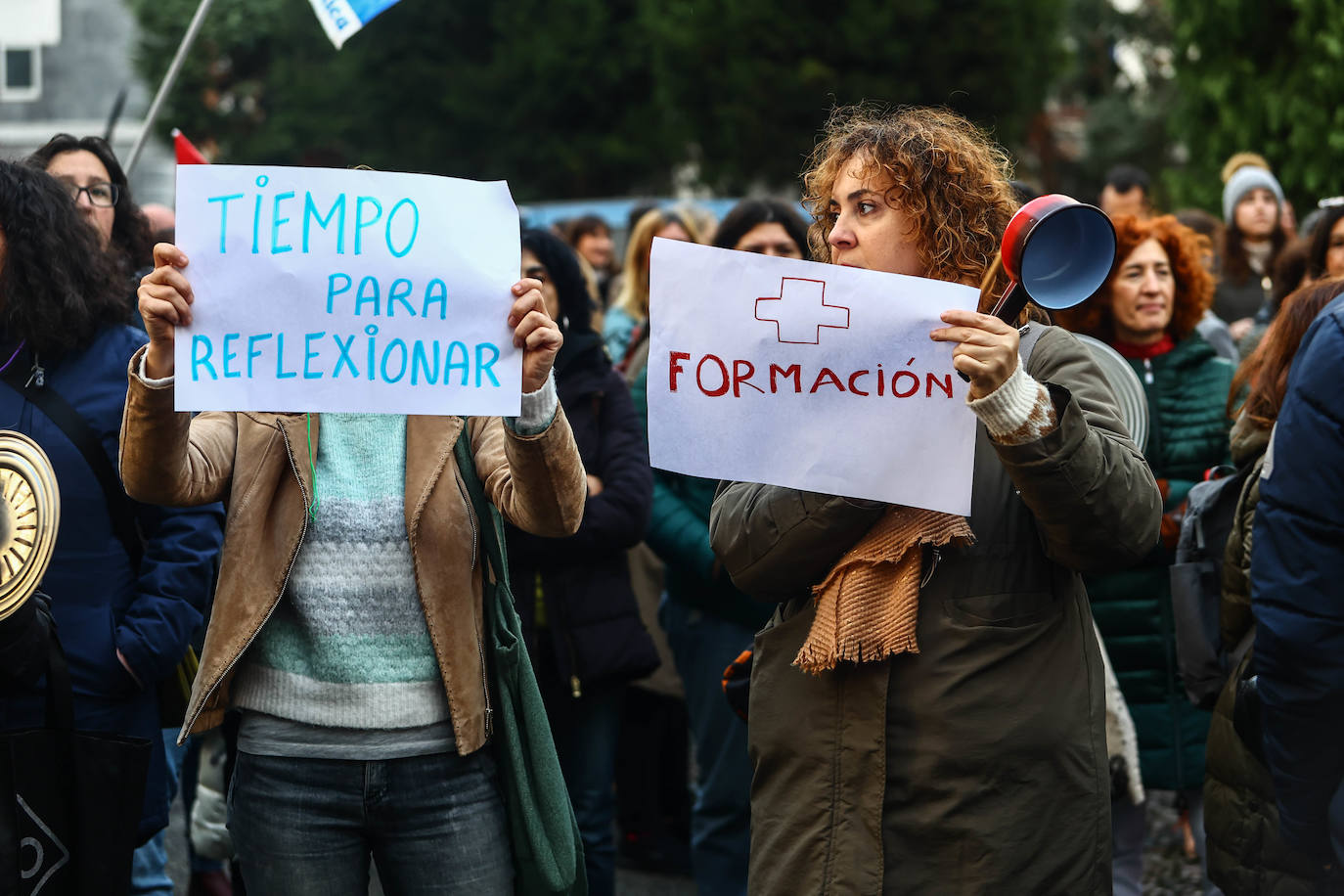 Fotos: Cacerolada de los profesores asturianos ante el «hartazgo» por la LOMLOE