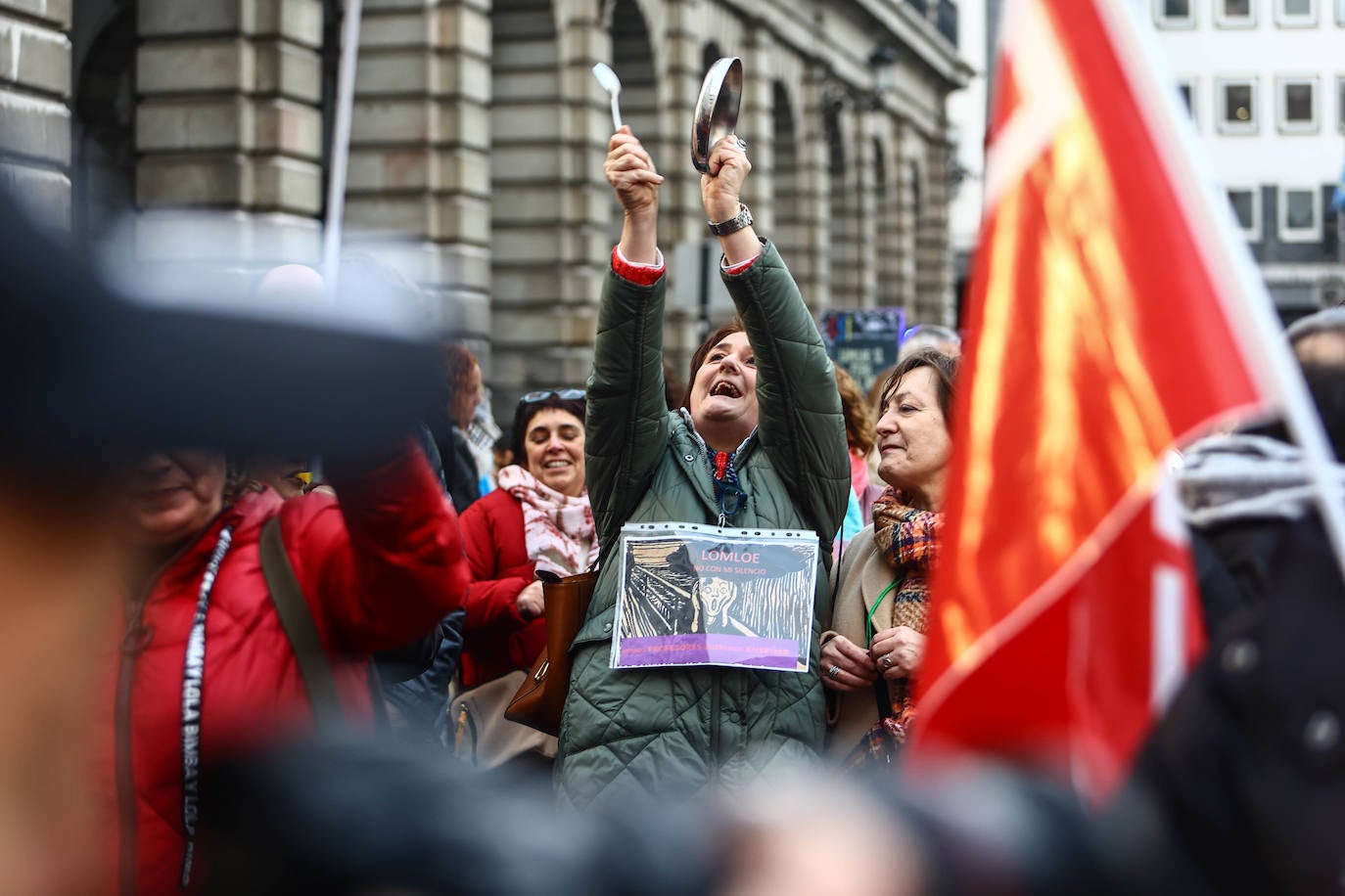 Fotos: Cacerolada de los profesores asturianos ante el «hartazgo» por la LOMLOE