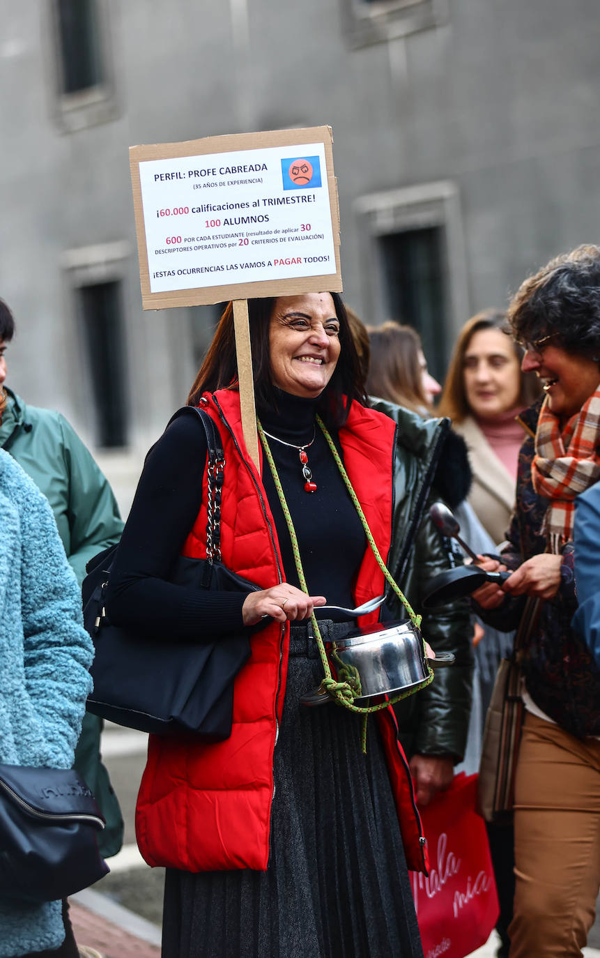 Fotos: Cacerolada de los profesores asturianos ante el «hartazgo» por la LOMLOE