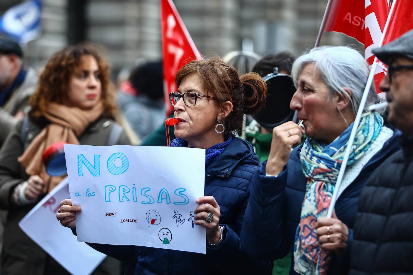 Fotos: Cacerolada de los profesores asturianos ante el «hartazgo» por la LOMLOE