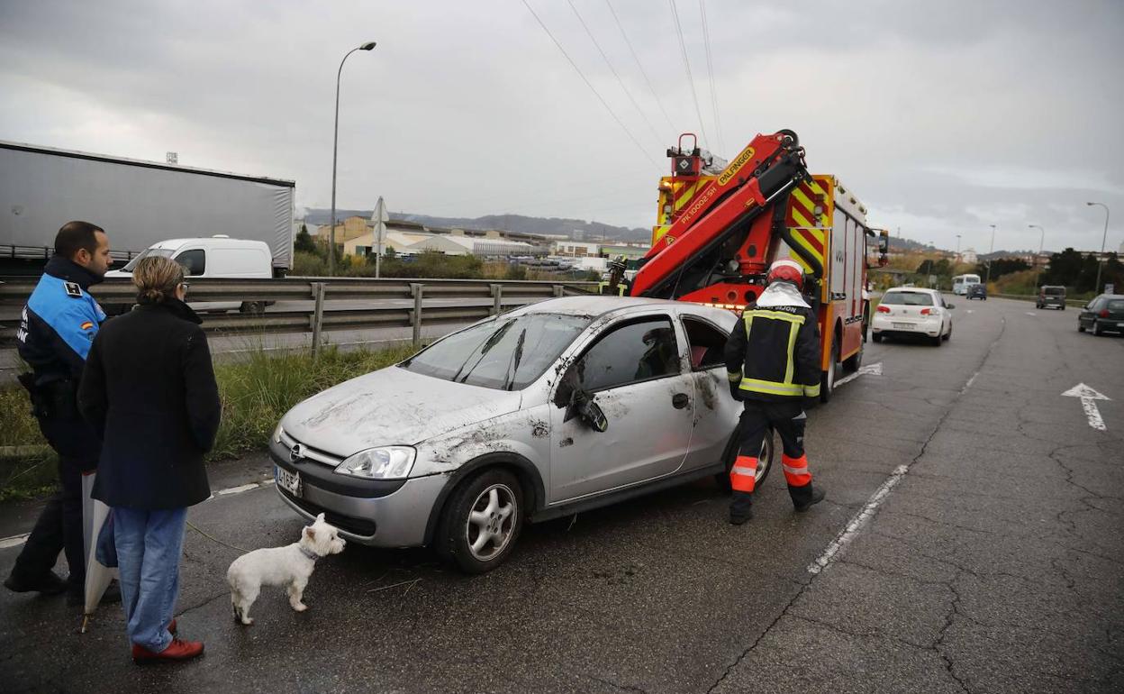 Accidente de tráfico en Gijón: Vuelca un coche en la avenida Príncipe de Asturias