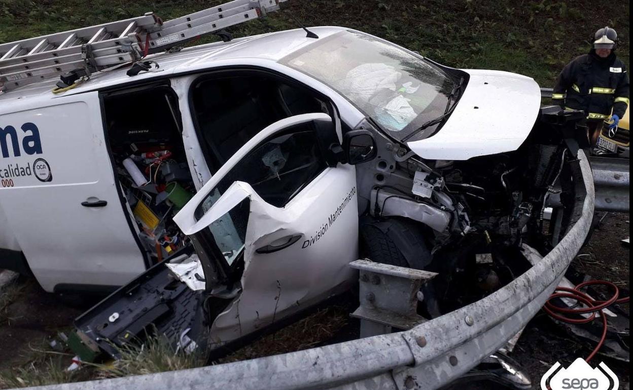 Estado del vehículo tras el accidente en Valdés. 