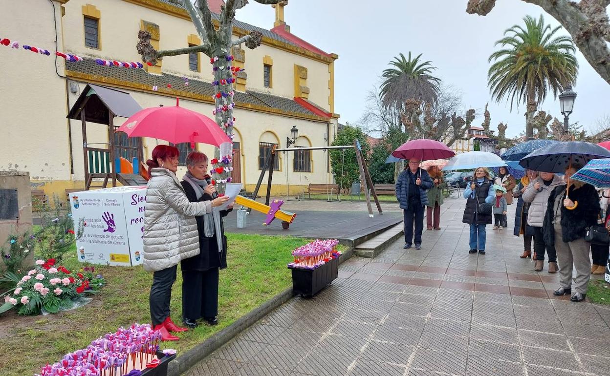 La concejala María Luz García y Begoña Vélez leen un texto.