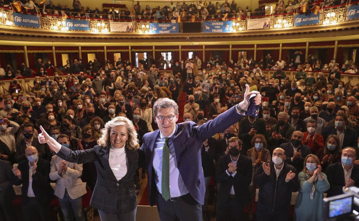 Teresa Mallada junto a Alberto Núñez Feijóo, juntos en Oviedo el pasado mes de marzo. 