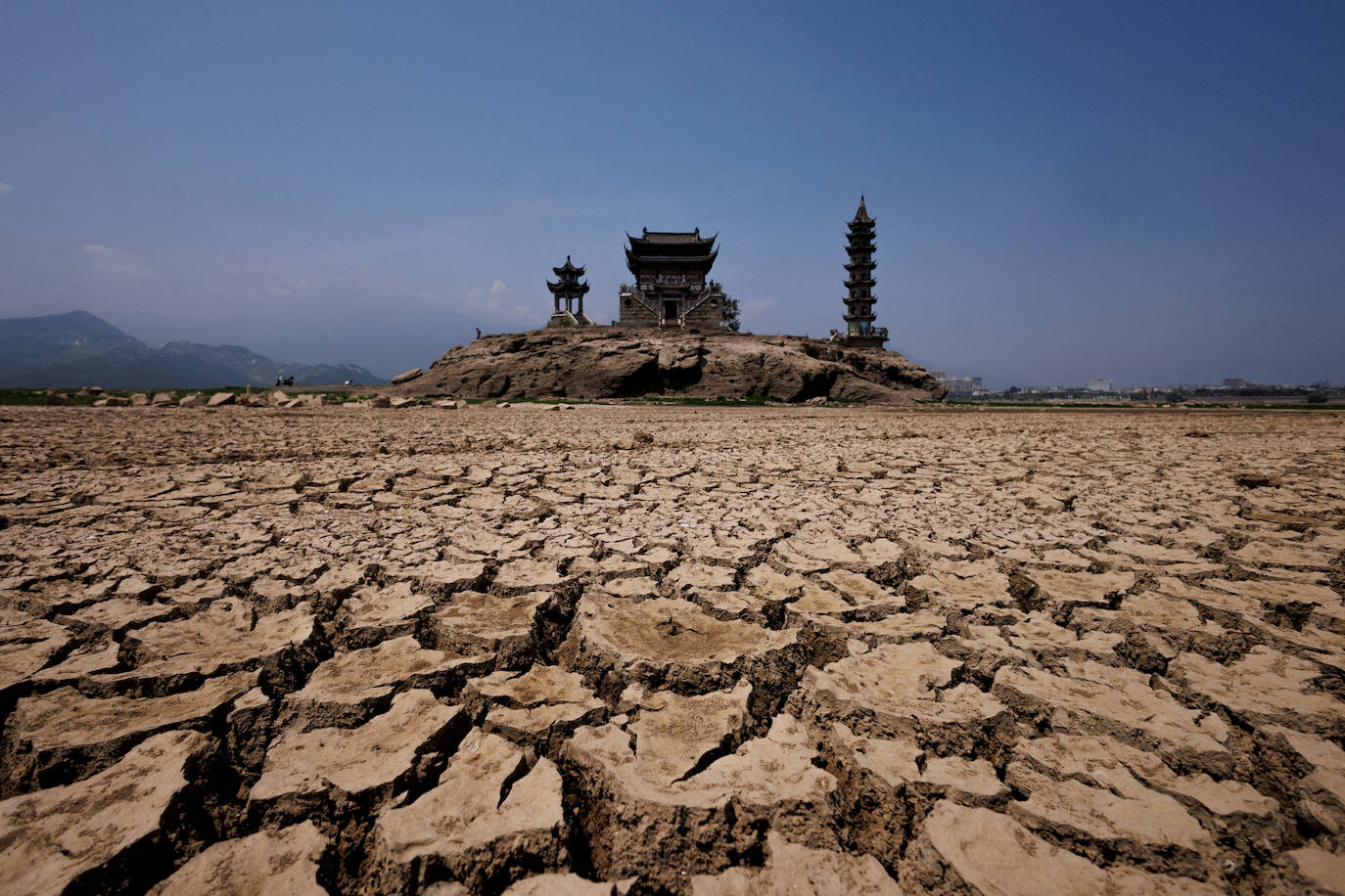 Vista de pagodas, edificios tradicionales muy comunes en China, Vietnam, Japón, Tailandia y Corea, desde el lago de Poyang. En la actualidad, como muestra la foro, el lago se encuentra afectado por la sequía que asola la región. 