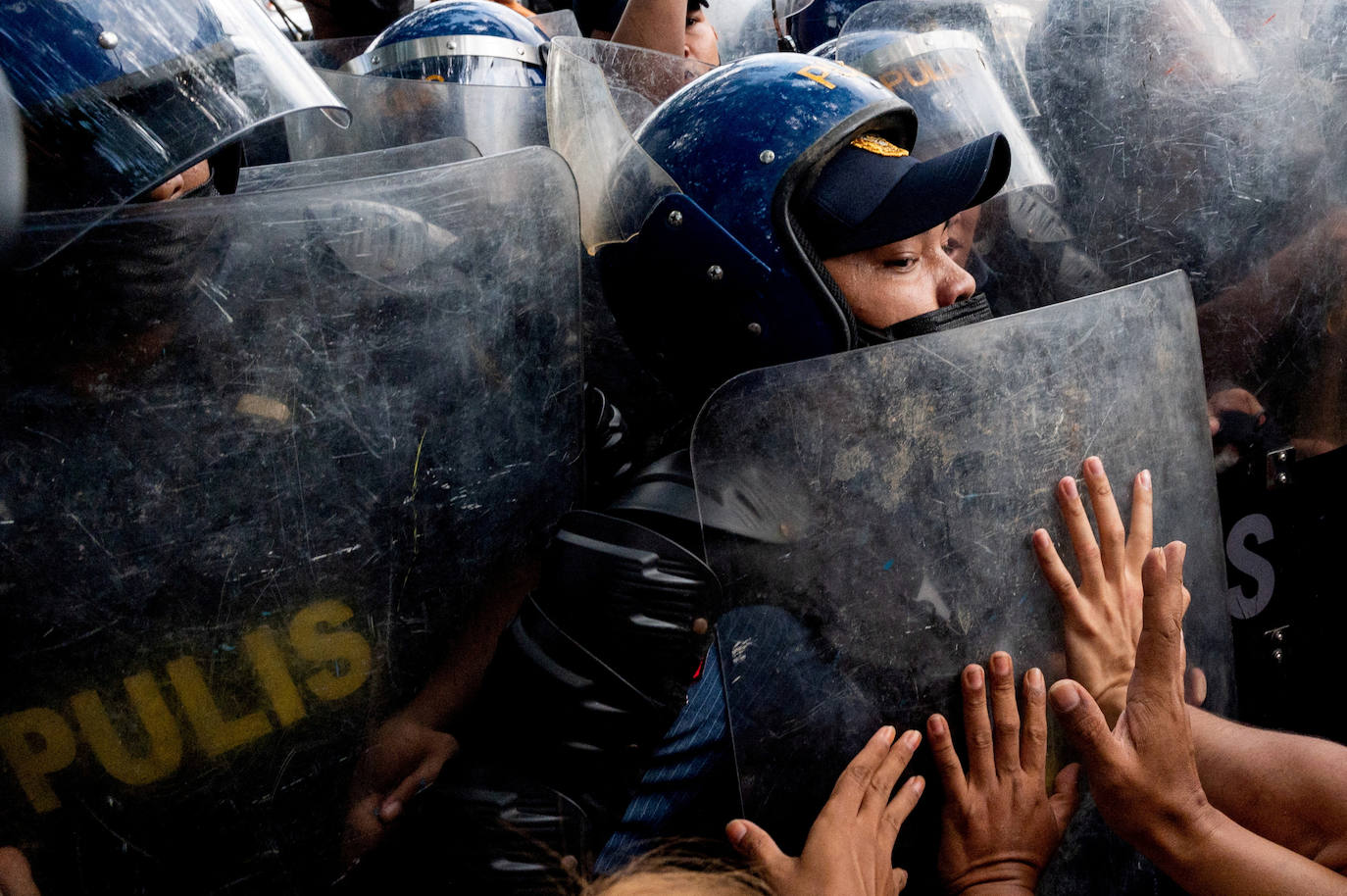 Policias bloquean a los activistas que protestan por la proclamación del nuevo presidente y vicepresidente de Filipinas. 