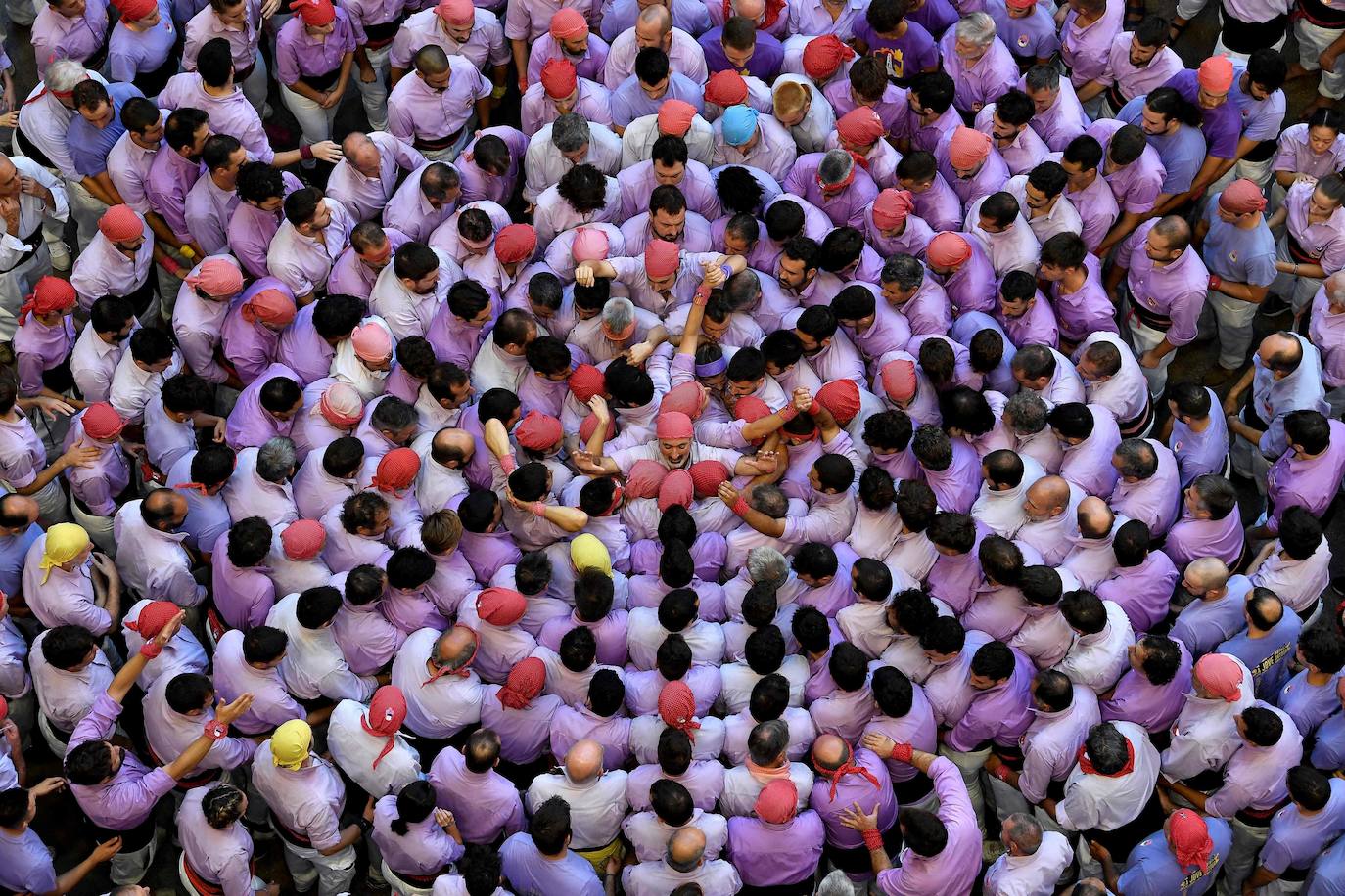 En la imagen integrantes del equipo 'Jove de Tarragona' intentan formar un 'castell' durante la 28th edición del Concurso Castells. Estas torres humanas, construidas tradicionalmente en festivales dentro de Cataluña, reúnen a varios equipos que intentan construir y desmantelar una estructura de torres humanas.