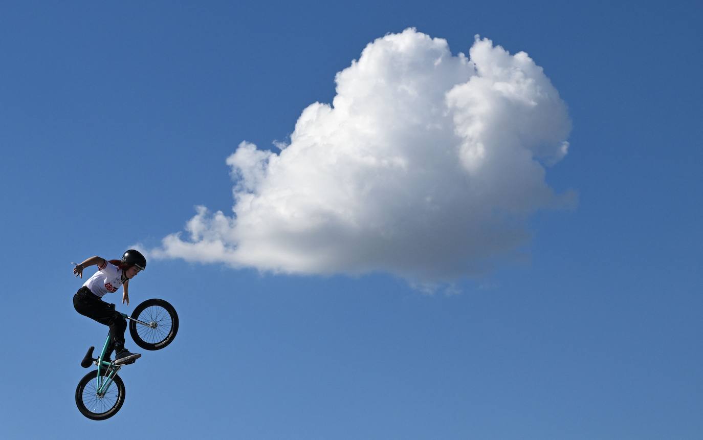 Sasha Pardoe de Gran Bretaña en una competición durante el evento de ciclismo de Woman's Park BMX Freestyle en el Campeonato Europeo de Ciclismo en Munich. 